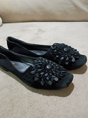 Reed Evins Black Floral Accent suede Leather Women's Flats